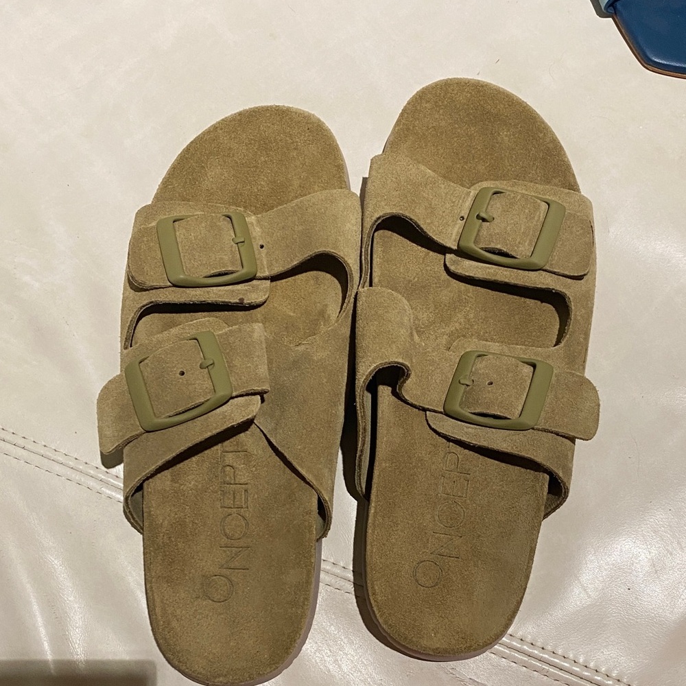 NWOT- Oncept Savannah Sandel.  Suede.